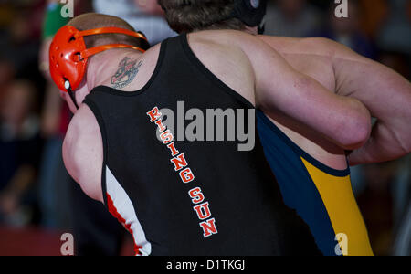 5. Januar 2013 - Chesapeake City, Maryland, USA - Rising Sun Anthony Cimorosi, Orange, bei seinem 20-7-Halbfinal-Sieg gegen Justin Peacock, Grafschaft Kent, während der Schlacht an der Brücke Wrestling Turnier in Böhmen Manor High School in Chesapeake City, Maryland am 5. Januar 2013 (Credit-Bild: © Scott Serio/Eclipse/ZUMAPRESS.com) Stockfoto