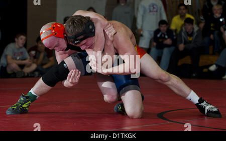 5. Januar 2013 - Chesapeake City, Maryland, USA - Rising Sun Anthony Cimorosi, Orange, bei seinem 20-7-Halbfinal-Sieg gegen Justin Peacock, Grafschaft Kent, während der Schlacht an der Brücke Wrestling Turnier in Böhmen Manor High School in Chesapeake City, Maryland am 5. Januar 2013 (Credit-Bild: © Scott Serio/Eclipse/ZUMAPRESS.com) Stockfoto