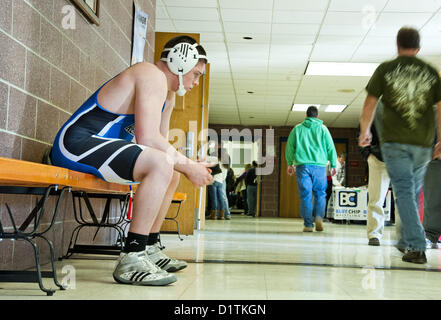 5. Januar 2013 - Chesapeake City, Maryland, USA - Kennett Square High School Rudy Perez sitzen allein in einem Flur nach dem Verlust seiner Spiel während der Schlacht an der Brücke Wrestling Turnier in Böhmen Manor High School in Chesapeake City, Maryland am 5. Januar 2013 (Credit-Bild: © Scott Serio/Eclipse/ZUMAPRESS.com) Stockfoto