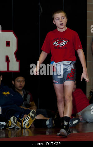 5. Januar 2013 - Chesapeake City, Maryland, USA - Cody Trybus, Böhmen Manor, bereitet sich auf seinen Kampf in der Schlacht an der Brücke Wrestling Turnier in Böhmen Manor High School in Chesapeake City, Maryland am 5. Januar 2013 (Credit-Bild: © Scott Serio/Eclipse/ZUMAPRESS.com) Stockfoto