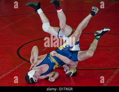 5. Januar 2013 - Chesapeake City, Maryland, USA - David Brearly High Joey Balboni, weiß, Kämpfe mit Perryvilles Jake Ritter in der Gewichtsklasse von 170 Pfund während der Schlacht an der Brücke Wrestling Turnier in Böhmen Manor High School in Chesapeake City, Maryland am 5. Januar 2013. Balboni gewann 20-7 in das Halbfinale bis ins Finale. (Kredit-Bild: © Scott Serio/Eclipse/ZUMAPRESS.com) Stockfoto