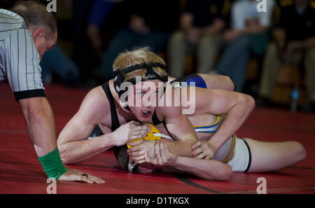 5. Januar 2013 - Chesapeake City, Maryland, USA - Timmy Taylor, Elkton HS, bei seinem Sieg im Halbfinale bei der Schlacht an der Brücke Wrestling Turnier in Böhmen Manor High School in Chesapeake City, Maryland am 5. Januar 2013 (Credit-Bild: © Scott Serio/Eclipse/ZUMAPRESS.com) Stockfoto