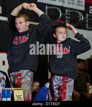 5. Januar 2013 - Chesapeake City, Maryland, USA - Böhmen Manor Ringen Brüder Jake und Cody Trybus machen Sie sich bereit für die Spiele in der Schlacht an der Brücke Wrestling Turnier in Böhmen Manor High School in Chesapeake City, Maryland am 5. Januar 2013 (Credit-Bild: © Scott Serio/Eclipse/ZUMAPRESS.com) Stockfoto