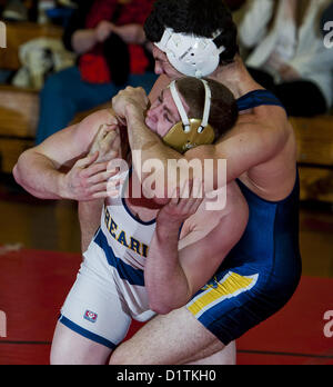 5. Januar 2013 - Chesapeake City, Maryland, USA - David Brearly High Joey Balboni, weiß, Kämpfe mit Perryvilles Jake Ritter in der Gewichtsklasse von 170 Pfund während der Schlacht an der Brücke Wrestling Turnier in Böhmen Manor High School in Chesapeake City, Maryland am 5. Januar 2013. Balboni gewann 20-7 in das Halbfinale bis ins Finale. (Kredit-Bild: © Scott Serio/Eclipse/ZUMAPRESS.com) Stockfoto