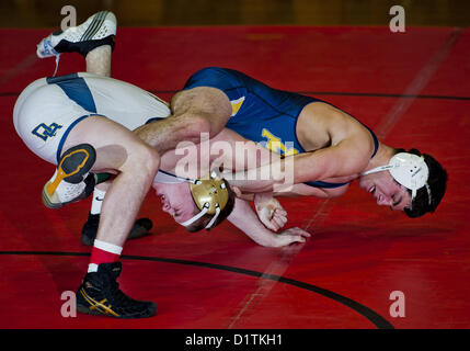 5. Januar 2013 - Chesapeake City, Maryland, USA - David Brearly High Joey Balboni, weiß, Kämpfe mit Perryvilles Jake Ritter in der Gewichtsklasse von 170 Pfund während der Schlacht an der Brücke Wrestling Turnier in Böhmen Manor High School in Chesapeake City, Maryland am 5. Januar 2013. Balboni gewann 20-7 in das Halbfinale bis ins Finale. (Kredit-Bild: © Scott Serio/Eclipse/ZUMAPRESS.com) Stockfoto