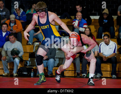 5. Januar 2013 - Chesapeake City, Maryland, USA - Rising Sun Anthony Cimorosi, Orange, bei seinem 20-7-Halbfinal-Sieg gegen Justin Peacock, Grafschaft Kent, während der Schlacht an der Brücke Wrestling Turnier in Böhmen Manor High School in Chesapeake City, Maryland am 5. Januar 2013 (Credit-Bild: © Scott Serio/Eclipse/ZUMAPRESS.com) Stockfoto