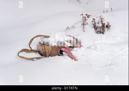 Ein Wildnis-Wanderer erliegt Dehydrierung, nachdem seine Kantine Wasser entleert wird. Stockfoto