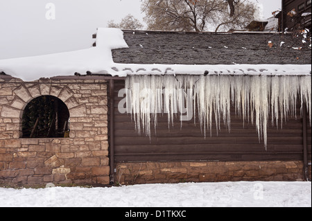 Ein Mountain Chalet Lodge Äußeres mit Schnee bedeckt und Eiszapfen zeigt eine idyllische Winter-Urlaubsziel. Stockfoto