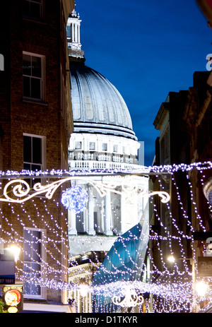 St. Pauls Cathedral zu Weihnachten mit dem Christams Lichter der Watling Street im Vordergrund City of London England UK Stockfoto