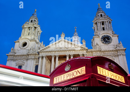 St. Pauls-Cathedrat in der Nacht / Dämmerung / Dämmerung mit traditionellen roten Telefonzelle im Vordergrund City of London England UK Stockfoto