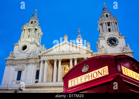 St. Pauls-Cathedrat in der Nacht / Dämmerung / Dämmerung mit traditionellen roten Telefonzelle im Vordergrund City of London England UK Stockfoto