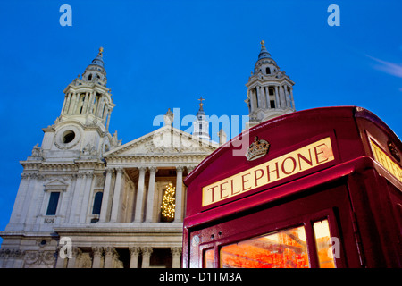 St. Pauls Cathedral in der Nacht / Dämmerung / Dämmerung mit traditionellen roten Telefonzelle im Vordergrund City of London England UK Stockfoto