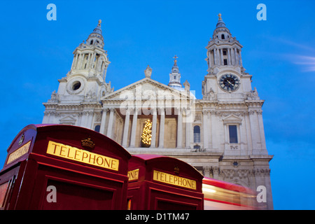 St. Pauls Cathedral in der Nacht / Dämmerung / Dämmerung mit traditionellen rote Telefonzellen im Vordergrund City of London England UK Stockfoto