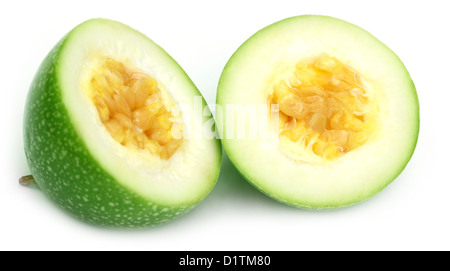 Passionsfrucht/Maracuja auf weißem Hintergrund Stockfoto