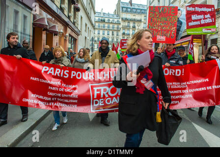 Paris, Frankreich, Ausländer ohne Papiere "Sans Papiers" Protest "Front de Gauche" marschieren mit aktivistischen Protestbannern und Schildern auf der Straße, Demonstrationsmassen, gegen Einwanderungsgesetz Frau und Straßenbewegung, Demonstranten multirassische Menschenrechte Stockfoto