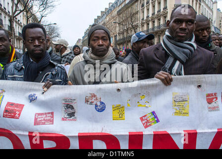 Paris, Frankreich, "Ausländer ohne Papiere", "Sans Papiers", Paris-Protest gegen französische Regierung, afrikanische Einwanderer, die mit Banners marschieren, gegen Immigrationsgesetze, Rechte von europäischen Migranten, Immigrantenarbeit, Antidiskriminierung, Immigrantenarbeiter frankreich, Europa Stockfoto