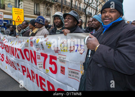 Paris, Frankreich, Aliens ohne Papiere gegen die französische Regierung, afrikanische Arbeiter, Einwanderer, die mit Bannern marschieren, Aktivisten, europäische Migranten, Einwandererarbeit, schwarze Gemeinde Paris, eingewanderte Arbeitskraft frankreich Europa Stockfoto