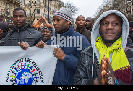 Paris, Frankreich, große Menschenmenge, Ausländer ohne Papiere "Sans Papiers" protestieren französisch-afrikanische Einwanderer, die mit aktivistischen Protesten marschieren Banner, Protest gegen das Einwanderungsrecht, Rechte von Migranten, Arbeitskräfte von Einwanderern, Bürgerrechtsproteste, schwarze Gemeinde Paris Protest, Antidiskriminierung, undokumentierte Menschenmenge von Front, Einwanderungsproteste, afro-Community-Menge Stockfoto