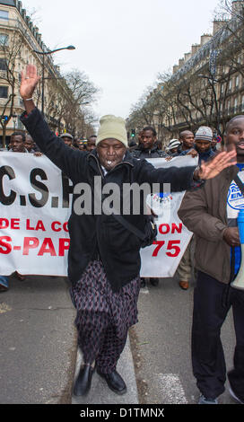 Paris, Frankreich, Ausländer ohne Papiere, Sans Papiers, afrikanische Immigranten protestieren für das Recht, in Frankreich zu bleiben, afrikanische Immigranten, Mann tanzt auf der Straße, europäische Migranten, Immigranten in frankreich, undokumentierte Menschen Stockfoto