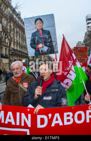 Paris, Frankreich, Führer mit Mikrofon aus Protest, zur Unterstützung der Einwanderung französische linke politische Partei, marschiert mit Banners 'Humans First » öffentlichen Protesten Stockfoto