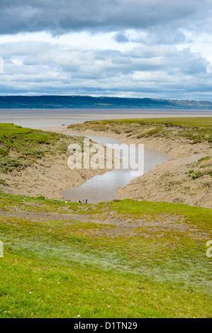 Blick auf Wals Wharf mit Blick auf den schlammigen Fluss Severn und walisischen Hügeln mit grau bedecktem Himmel Stockfoto