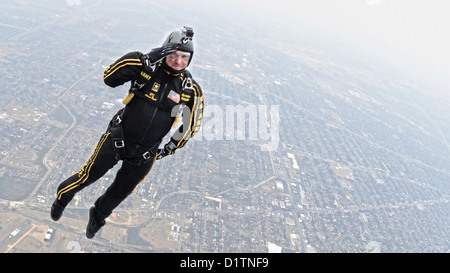 US Army Golden Knights Tandem Fallschirm team Mitglied begrüßt, als er das Flugzeug über Stinson Flugplatz 3. Januar 2013 in San Antonio, TX verlässt. Stockfoto