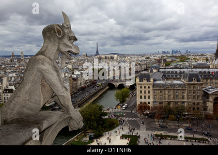 Gargoyle auf dem Dach der Kathedrale Notre Dame in Paris, Ile De La Cite, Frankreich Stockfoto