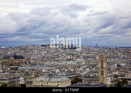 Blick auf Paris die Stadt zeigen die Sacre Couer vom Dach der Kathedrale Notre-Dame in Paris, Ile De La Cite, Frankreich Stockfoto
