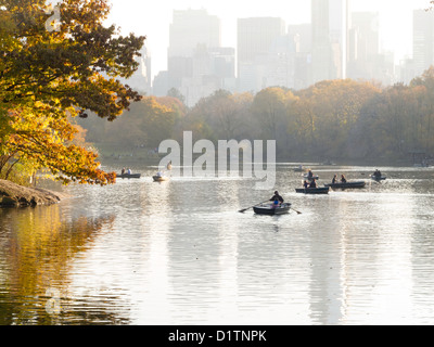 Ruderboote am See mit Midtown Manhattan Skyline, Central Park, New York City Stockfoto