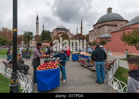 Ein Obst-Saft-Verkäufer vor der Hagia Sophia und Bäder der Haseki Hürrem Sultan in Istanbul, Türkei Stockfoto