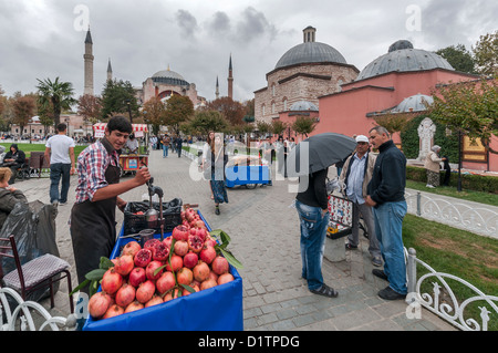 Ein Obst-Saft-Verkäufer vor der Hagia Sophia und Bäder der Haseki Hürrem Sultan in Istanbul, Türkei Stockfoto