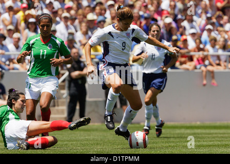 Mia Hamm von den Vereinigten Staaten vermeidet einen Zweikampf in einem Freundschaftsspiel gegen Mexiko im Universitätsstadion am 9. Mai 2004 Stockfoto