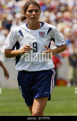 ALBUQUERQUE, NEW MEXICO - 9. MAI: Mia Hamm aus den Vereinigten Staaten in Aktion während eines Freundschaftsspiels gegen Mexiko am 9. Mai 2004 im University Stadium in Albuquerque, New Mexico. Nur redaktionelle Verwendung. Kommerzielle Nutzung verboten. (Foto: Jonathan Paul Larsen / Diadem Images) Stockfoto