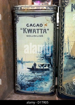 Cacao Kwatta Solubilis ist ein beliebtes Haushaltsprodukt in den Niederlanden, bekannt für sein hochwertiges, lösliches Kakaopulver. Es wird in Getränken wie heißer Schokolade verwendet und ist für seine glatte Textur und seinen reichen Geschmack bekannt, was es zu einem Grundnahrungsmittel in vielen Häusern für ein wohltuendes Getränk macht. Stockfoto