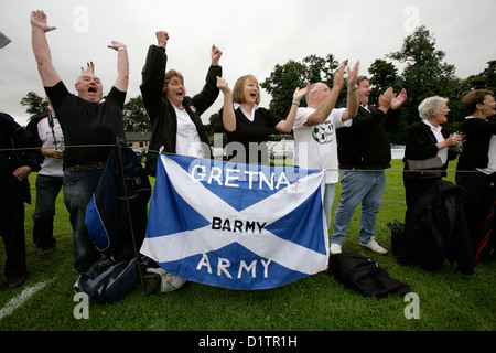 Gretna Fußballfans beobachten ihre Teamplay Kelso Stockfoto