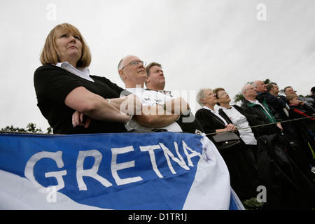 Gretna Fußballfans beobachten ihre Teamplay Kelso Stockfoto