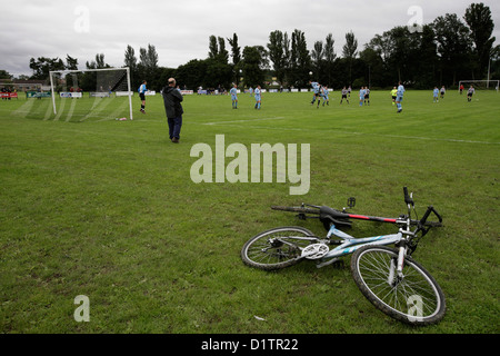 Gretna Fußballfans beobachten ihre Teamplay Kelso Stockfoto