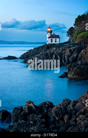 Lime Kiln Licht Station, gebaut im Jahre 1919, befindet sich im Lime Kiln State Park, auf der Westseite des San Juan Island, Washington. Stockfoto