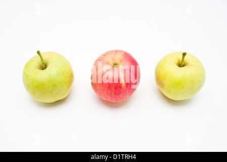 Roter Apfel unter grünen Äpfeln isoliert auf weißem Hintergrund. Stockfoto