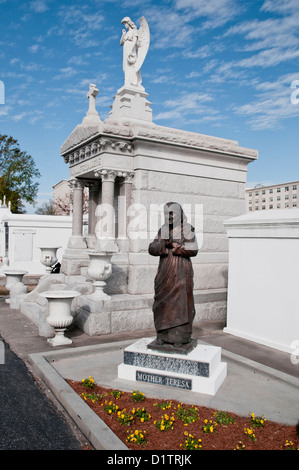 Skulptur von Mutter Theresa am Eingang zum Friedhof, St. Louis Friedhof Nummer 3, New Orleans, Louisiana, USA Stockfoto