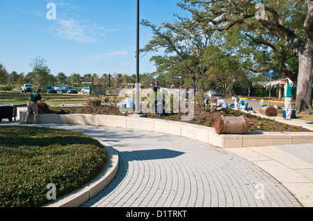 Park Arbeitnehmer neue Pflanzen gepflanzt, Skulptur Garten, New Orleans, Louisiana, USA, Nordamerika Stockfoto