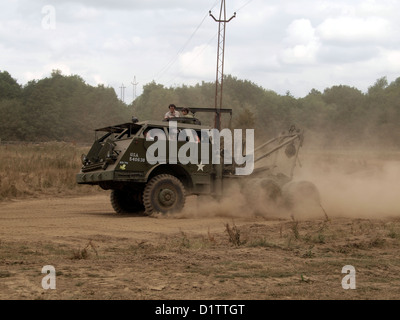 Der Pacific M26 Dragon Wagon ist ein US-amerikanisches Wrackfahrzeug, das während des Zweiten Weltkriegs für schwere Bergungseinsätze eingesetzt wird. Es wurde entwickelt, um große Artillerie- und gepanzerte Fahrzeuge zu schleppen, was die Langlebigkeit und Kraft von Militärfahrzeugen in Kampfgebieten demonstriert. Stockfoto
