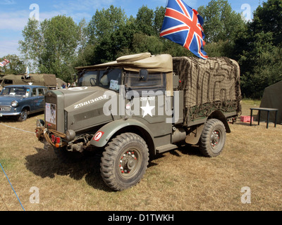 Der Morris-Commercial C8 GS 1944 ist ein militärisches Transportfahrzeug, das auf der Kriegs- und Friedensschau vorgestellt wurde. Dieser LKW aus der Zeit des Zweiten Weltkriegs wurde für den Transport von Truppen und Ausrüstung verwendet, was die wichtige Rolle der Logistik in Kriegsoperationen widerspiegelt. Sie ist nach wie vor ein wichtiger Bestandteil der militärischen Fahrzeugsammlungen und wird wegen ihrer historischen Bedeutung ausgestellt. Stockfoto