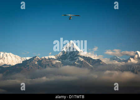 Ultraleichtflugzeug fliegen in der Nähe von Machapuchare (aka Fischschwanz Berg) in der Annapurna Sanctuary, Nepal Stockfoto