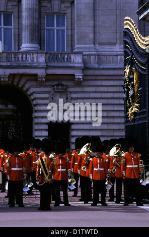 Band der Grenadier Guards an der tägliche Zeremonie der Wachablösung am Buckingham Palace London England Stockfoto