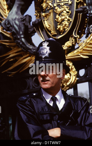 Ein britischer Polizist tragen typische Depotbank Helm oder Zenturio Helm an der Pforte des Buckingham Palace London UK England Stockfoto