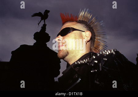 Ein junger Punk mit Irokesenschnitt Frisur in Piccadilly Circus London UK England Stockfoto