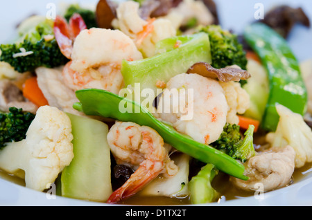 Nahaufnahme von Mix Gemüse gebraten mit Garnelen, asiatische Küche Stockfoto