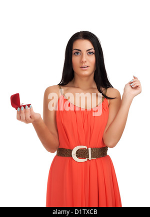 Junge Frau mit Verlobungsring in box Stockfoto