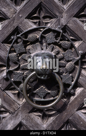 Dekorative Klopfer auf eine verzierte Holztür am Schloss aus 13. Jahrhundert in Malbork Pommern Polen